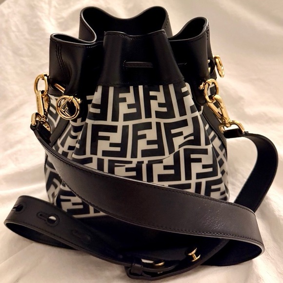 👑✅PRICE FIRM✅ AUTHENTIC FENDI  PVC Mon Tresor Small Bucket Bag - Picture 2 of 16